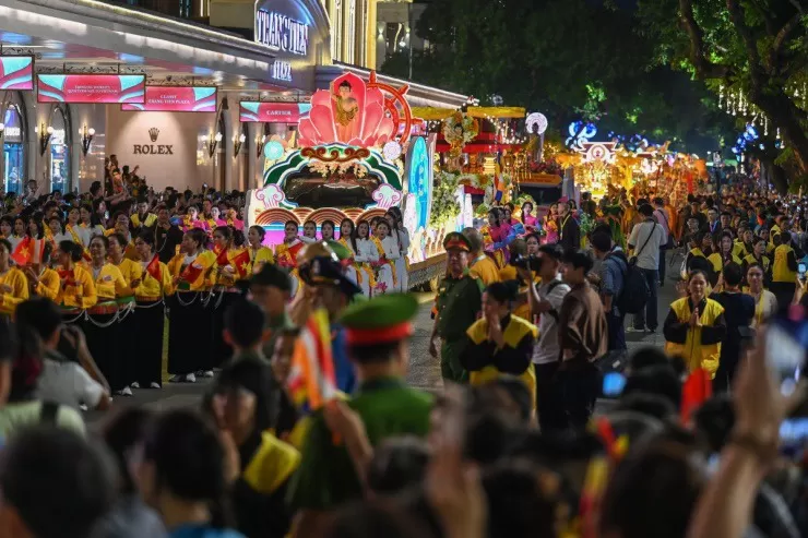 ベトナムの仏教文化と共に深く歴史や文化を理解できます、ハノイの有名な観光地や旧市街(ふるいまち)を訪れます。ベトナムにおける仏舎利の巡行儀式